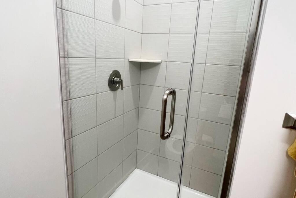 Studio Apartment, Queen Bed, Wifi, Kitchen, Washer & Dryer In Charlotte Exterior photo
